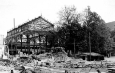 1979-1144 Dit stalen staketsel bleef over van het oude Beursgebouw aan de Blaak en het Beursplein na het Duitse ...
