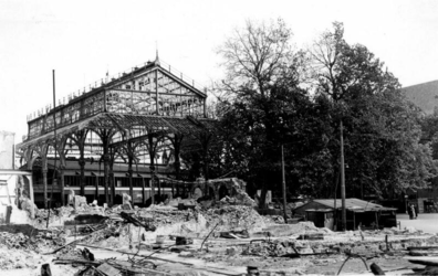 1979-1144 Dit stalen staketsel bleef over van het oude Beursgebouw aan de Blaak en het Beursplein na het Duitse ...