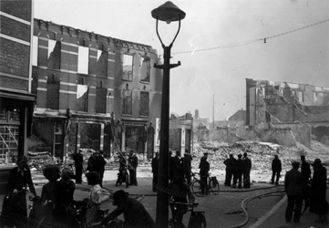 1979-1478 Gezicht op de Gedempte Slaak , met verwoeste huizen en gebouwen als gevolg van het bombardement van 14 mei 1940.