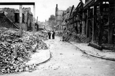 2001-2261 Gezicht op de door het Duitse bombardement van 14 mei 1940 getroffen Pannekoekstraat. Uit het noorden, rechts ...