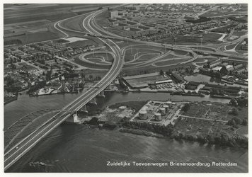 PBK-1061 Luchtopname van de het IJsselmondseplein uit het noordoosten. Op de voorgrond links de Van Brienenoordbrug.