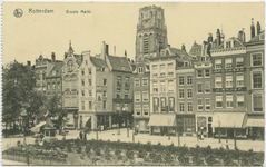 PBK-10839 Grotemarkt bij de Wijde Marktsteeg. Op de achtergrond de toren van de Sint-Laurenskerk. Links het standbeeld ...