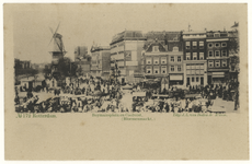 PBK-1401 Bloemenmarkt aan de Coolsingel en het Van Hogendorpsplein. Op de achtergrond rechts molen De Hoop aan, ...