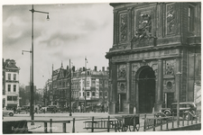PBK-1801 Delftsepoortplein met een gedeelte van de Delftse Poort. Op de achtergrond rechts het Slagveld, in het midden ...