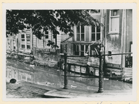 PBK-1842 Gezicht op de Delftsevaart, bij de railing van de Raambrug.