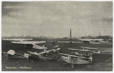 PBK-1983-133 De vliegtuigen van de Nationale Luchtvaartschool op vliegveld Waalhaven.