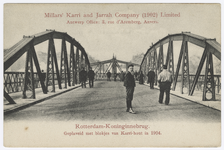 PBK-1983-242 Gezicht op de opengedraaide Koninginnebrug die geplaveid is met blokjes van Karri-hout in 1904, uit het zuiden.
