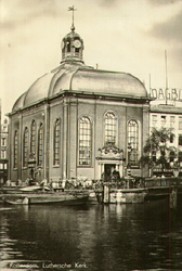 PBK-1983-43 De Lutherse kerk en het pand van het Dagblad van Rotterdam aan de Wolfshoek, rechts de Keizersbrug, gezien ...