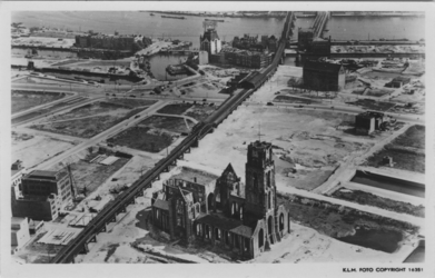 PBK-1987-1217 Luchtopname van de Grote of Sint-Laurenskerk aan het Grotekerkplein en omgeving. Op de achtergrond het ...