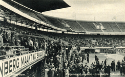 PBK-1987-502 Gezicht op de overdekte tribune met publiek in het Feyenoord Stadion.