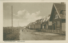 PBK-1989-565 De Koninginneweg in IJsselmonde nog steeds aan één zijde bebouwd. Het eerste huis rechts is de pastorie ...