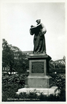 PBK-1989-632 Het standbeeld van Erasmus aan de Grotemarkt uit het westen. Op de achtergrond het Middensteiger.