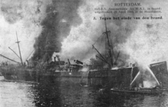 PBK-1993-945 De brand van het schip de Sommelsdijk van de Holland-Amerika Lijn. De brand begon op 21 april in de Maashaven.