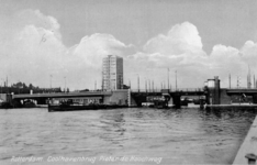PBK-1996-245 Coolhaven en de Pieter de Hoochbrug. Op de achtergrond het GEB gebouw.