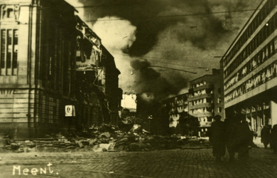 PBK-2005-783 Het door het Duitse bombardement van 14 mei 1940 zwaar beschadigde hoofdpostkantoor aan de Meent en op de ...