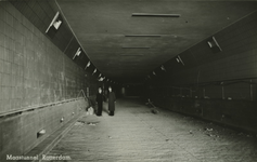 PBK-2006-179 Westelijke buis van de Maastunnel met zuigspleten in het plafond enige maanden voor de afbouw.