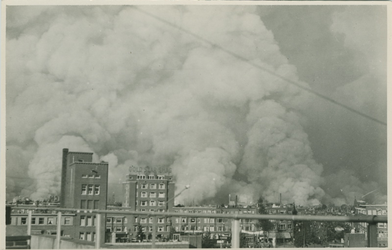 PBK-2008-293 Branden na het bombardement van 14 mei 1940.Gezicht op de stad vanaf het flatgebouw aan het Mathenesserplein.