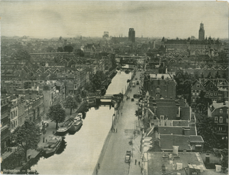 PBK-2008-395 Overzicht van de Rotterdamse Schie en omgeving, vanaf het dakterras van de flat aan het Ungerplein. Links ...