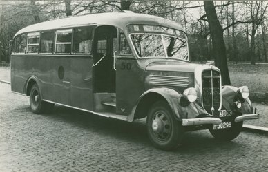 PBK-2008-572 Autobus nummer 50 (in 1937 vernummerd in 49) met 6-cylinder benzinemotor/chassis GMC. In 1937 volgden nog ...