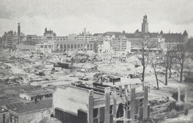 PBK-2542 De door het Duitse bombardement van 14 mei 1940 getroffen Grotemarkt en omgeving, vanaf de Keizerstraat bij ...