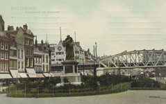 PBK-2581 Standbeeld van Erasmus met panden aan de noordzijde van de Grotemarkt vanuit het westen. Op de achtergrond een ...