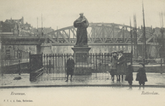 PBK-2587 Het standbeeld van Erasmus aan de Grotemarkt, gezien uit het westen, op de achtergrond het spoorwegviaduct.