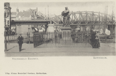 PBK-2590 Het standbeeld van Erasmus aan de Grotemarkt, uit het westen gezien, op de achtergrond het spoorwegviaduct.