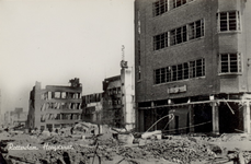 PBK-3155 Gezicht op de door het Duitse bombardement van 14 mei 1940 getroffen warenhuis C & A aan de Hoogstraat bij het ...