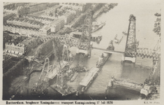 PBK-3595 Overzicht van de Koningshaven tijdens de transport van de brugdelen voor de bouw van de nieuwe Koninginnebrug ...