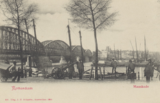 PBK-4487 Maaskade, vanuit het zuidoosten. Links de spoorbrug over de Nieuwe Maas. Op de achtergrond panden aan het Bolwerk.
