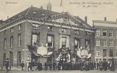 PBK-5124 Versiering van de Marinierskazerne aan het Oostplein, tijdens de Oranjefeesten op 14 mei 1909, ter gelegenheid ...