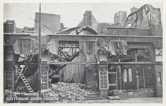 PBK-5781 Gezicht op de door het Duitse bombardement van 14 mei 1940 getroffen bioscoop Grand Theatre aan de ...