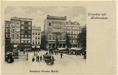 PBK-588 Grotemarkt met het standbeeld van Erasmus links, rechts de markt aan de zuidzijde. Het straatje in het midden ...