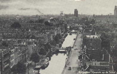 PBK-6272 Overzicht van de Rotterdamse Schie en omgeving, vanaf het dakterras van de flat aan het Ungerplein. Links de ...