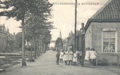 PBK-9680 Bergse Dorpsstraat voor 1905, even voorbij hotel Freericks, vanuit het zuiden. Rechts het kruidenierswinkeltje ...