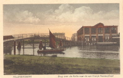 PBK-9770 De Philips Willembrug over de Rotte, rechts de N.V. Verenigde Blikfabrieken aan de Oranje-Nassaustraat, vanaf ...