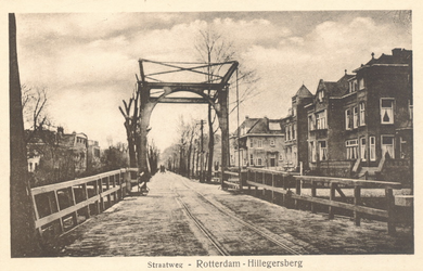 PBK-9797 Straatweg vanuit het zuidwesten. Op de voorgrond de in 1882 gebouwde Tivoli ophaalbrug, bij de Korteweg.