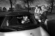 2013-23 Vrouw in auto in gesprek met twee meisjes. De foto is gemaakt in opdracht van De Kracht van Rotterdam (DKVR).