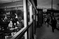 2013-24 Twee mannen in gesprek in café 't Viaduct. De foto is gemaakt in opdracht van De Kracht van Rotterdam (DKVR).