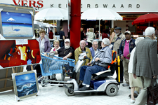 2014-31 Groepje ouderen zit op een bank in winkelcentrum Keizerswaard. De foto is gemaakt in opdracht van De Kracht van ...