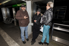 2015-13 Drie volwassenen wachten bij een halte aan de Beijerlandselaan. Uit een serie van vier foto's over de ...