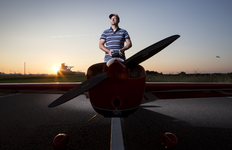 2016-6 Man staat met een afstandsbediening bij een modelvliegtuig. De foto is gemaakt in opdracht van De Kracht van ...