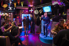 2017-36 Man zingt in karaokebar Salon Tropica. De foto is gemaakt in opdracht van De Kracht van Rotterdam (DKVR).