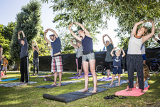 2018-12 Mediteersessie va Blije Boedha Yoga in het Vroesenpark. De foto is gemaakt in opdracht van De Kracht van ...