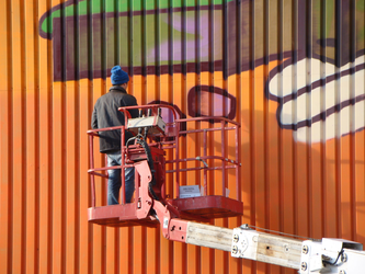2023-35-120 Kunstenaar brengt muurschildering aan op het Fenixgebouw II aan de Veerlaan op Katendrecht