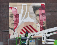 2023-35-125 Muurkunstenaar Ricardo van Zwol is bezig aan een muurschildering van oud-voetballers Bertus Bul en Puck van ...