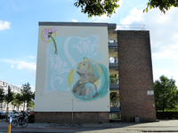 2023-35-140 Muurkunstwerken Ricardo van Zwol (R75 Studio) met 'meisje kijkt naar tropische bloem' op zijmuur van flats ...