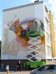 2023-35-141 Muurkunstenaar Ricardo van Zwol (R75 Studio) op de steiger aan het werk met aanbrengen van muurschildering ...