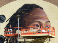 2023-35-152 Opzet van een muurschildering van de zanger Jeangu Macrooy op zijwand aan de Sallandstraat door ...