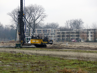 2023-35-204 1e paal voor een nieuwe bouwfase woningen in de Wielewaal. Op de achtergrond de eerder gerealiseerde ...